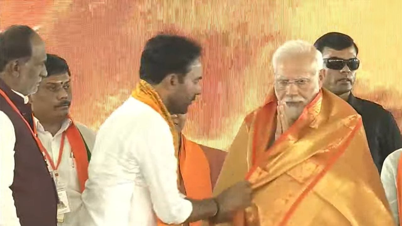 આ દરમિયાન પીએમ સાથે કેન્દ્રીય પર્યટન મંત્રી અને તેલંગાણા BJP અધ્યક્ષ જી કિશન રેડ્ડી સહિત અન્ય નેતાઓ હાજર રહ્યા હતા.