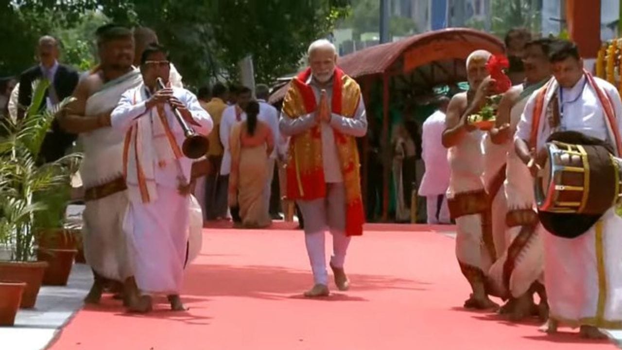 PM મોદીએ ભદ્રકાળી મંદિરમાં વિશેષ પૂજા-અર્ચના કરી હતી. આ દરમિયાન તેઓ લાલ શાલ ઓઢીને મંદિરની બાજુથી પસાર થયા હતા. પરંપરાગત વાદ્યો વગાડતા લોકો તેમની બંને બાજુ ઉભા હતા.