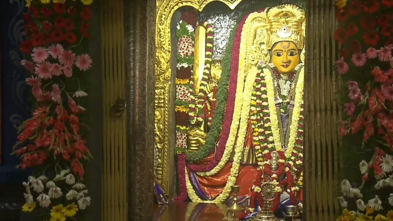 ગાયની સેવા કર્યા બાદ તેઓ મંદિરની અંદર પ્રવેશ્યા હતા. આ તસવીરમાં ભદ્રકાળી મંદિરમાં હાજર માતાની મૂર્તિના દર્શન થાય છે.