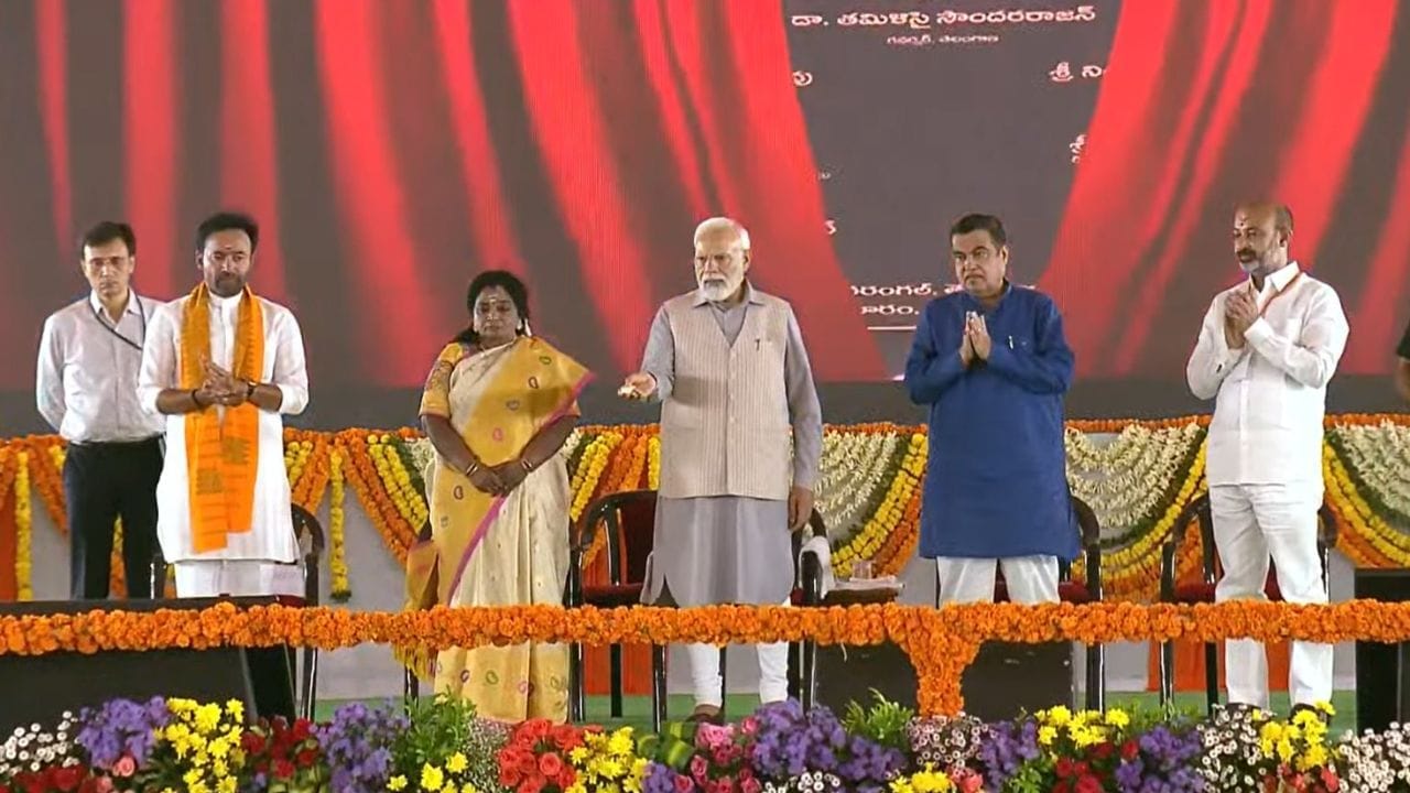 ભદ્રકાલી મંદિરમાં પૂજા અર્ચના કર્યા બાદ વડાપ્રધાન મોદીએ તેલંગાણાના લોકોને 6,100 રૂપિયાના પ્રોજેક્ટની ભેટ આપી હતી.