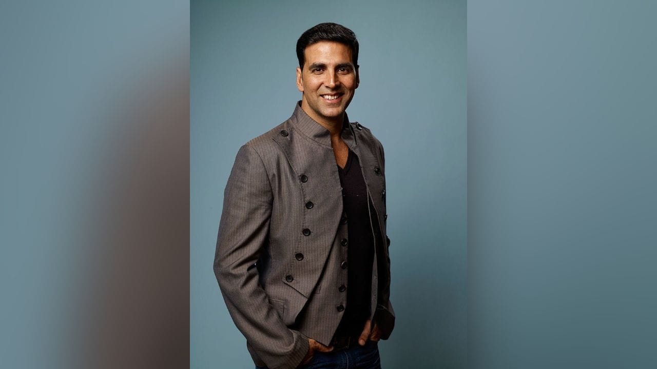 અક્ષય કુમાર તેની ફિટનેસ અને સમયની પાબંદી માટે જાણીતો છે. દરેક ફિલ્મમેકર પાસેથી તેની બે માંગણીઓ છે. પહેલી માગ તે રવિવારે કામ કરશે નહીં અને તેના પરિવાર સાથે સમય વિતાવશે અને બીજું ફિલ્મનું શૂટિંગ 100-120 દિવસમાં પૂર્ણ થવું જોઈએ જેથી તે તેના અન્ય પ્રોજેક્ટ્સ પર કામ કરી શકે. (PC: Social Media)