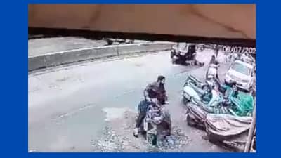 Video: ભાડાના ઝઘડામાં મહિલાને 200 મીટર સુધી ખેંચી ગયો રીક્ષાચાલક, મહિલા બૂમો પાડતી રહી પણ ઓટો ચાલક રોકાયો નહીં