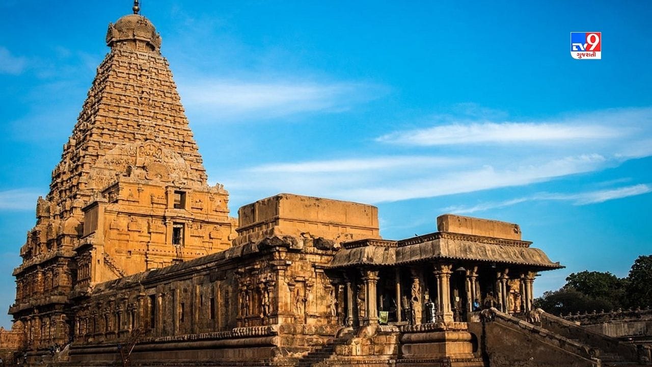 13 માળના બૃહદેશ્વર મંદિરમાં ભગવાન શિવ બિરાજમાન છે. જેની ઉંચાઈ લગભગ 66 મીટર છે. આ વિશાળ મંદિર હજારો વર્ષોથી પાયા વગર ઉભું છે. જે એક રહસ્ય છે.