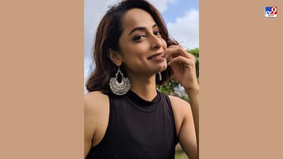 તમે બધાએ ટીવી શો સીઆઈડીનું નામ તો સાંભળ્યું જ હશે, જે ટેલિવિઝન પર સૌથી લાંબો સમય ચાલતો શો હતો અને તેણે રેકોર્ડ પણ બનાવ્યો છે, પરંતુ થોડા વર્ષો પહેલા આ શો અચાનક જ ઑફ એર થઈ ગયો હતો, જેનાથી તમામ ટીવી શો જૂના થઈ ગયા હતા. ચાહકો નિરાશ થયા. સીઆઈડી ટેલિવિઝન પરનો સૌથી સફળ શો હતો. શું તમને યાદ છે CID સબ-ઇન્સ્પેક્ટર અંશા સૈયદ જે CIDનો ભાગ રહી ચૂકી છે. પરંતુ આ ટીવી શો બંધ થયા બાદ અંશા સૈયદ આ દિવસોમાં શું કરી રહી છે.
