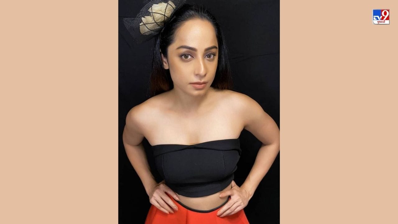 CID અભિનેત્રી અંશા સૈયદ અને નવી પરિહારની ફિલ્મ 'ઘુડ ચઢી' માટે પસંદગી કરવામાં આવી હતી અને તેઓએ તેનું શૂટિંગ પણ પૂર્ણ કરી લીધું છે. આમાં તેની મહત્વની ભૂમિકા હશે. CID અભિનેત્રી અંશા સૈયદ ટૂંક સમયમાં સંજય દત્ત અને રવિના ટંડનની ફિલ્મ 'ઘૂડ ચઢી'માં જોવા મળશે. હવે દર્શકો આ ફિલ્મની રિલીઝની રાહ જોઈ રહ્યા છે.
