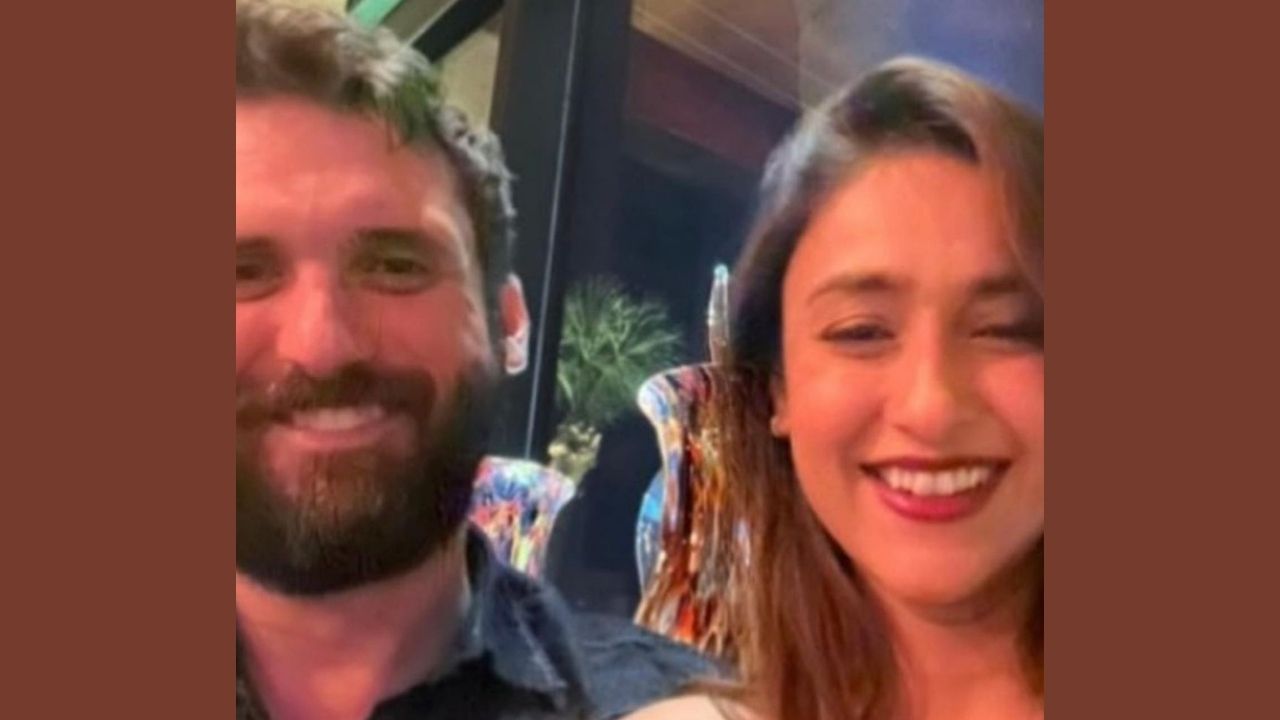 અભિનેત્રીએ શેર કરેલા આ ફોટોમાં ઈલિયાના પોતાના બોયફેન્ડની સાથે ડેટ નાઈટ એન્જોય કરતી જોવા મળી રહી છે. આ ફોટો તેમણે ઈન્સ્ટાગ્રામ સ્ટોરી પર પોસ્ટ કર્યો છે. આ ફોટોમાં કેપ્શનમાં તેમણે લખ્યું ડેટ નાઈટ, પરંતુ અભિનેત્રીએ તેના નામનો કોઈ ખુલાસો કર્યો નથી.