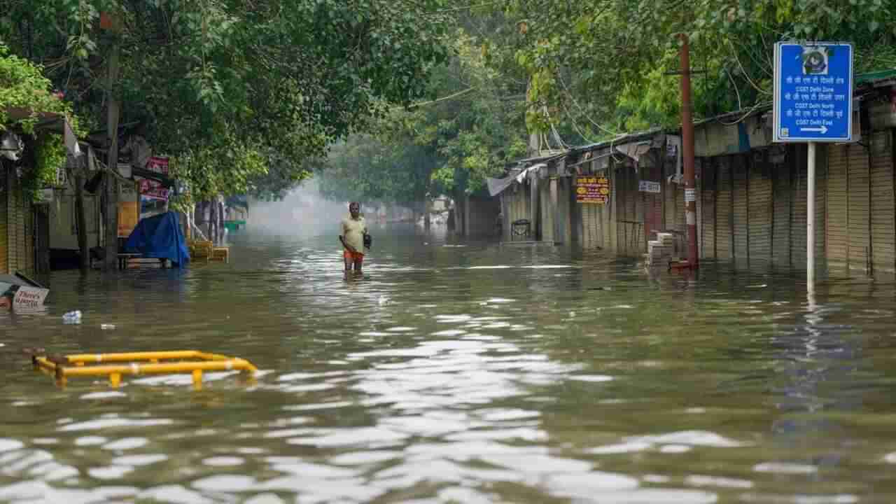 Delhi Flood : વગર વરસાદે પૂરથી ત્રાસેલા દિલ્હી માટે રાહતના સમાચાર, યમુનાનુ જળસ્તર ઘટ્યું, જુઓ 10 Videoમાં દિલ્હીનુ પૂર