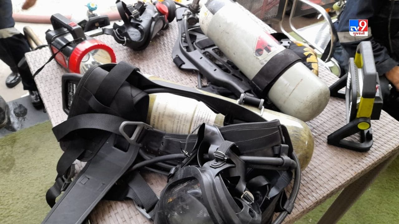 લોકો દ્વારા તાત્કાલિક ફાયર બ્રિગેડને જાણ કરવામાં આવી હતી. આગની જાણ થતા જ ફાયર વિભાગની 5 ટીમ આધુનિક સાધનો સાથે ઘટનાસ્થળે આવી પહોંચી હતી