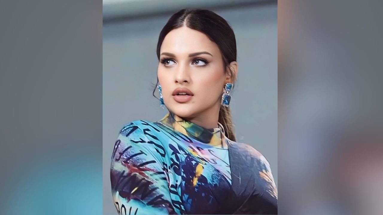 નેચરલ મેકઅપ લુકમાં હિમાંશીની કિલર સ્ટાઈલ પર ફેન્સ ફિદા થયા. મેટ મેકઅપ સાથે હાઈલાઈટર અને આઈલાઈનર લુકને ગોર્જિયસ બનાવે છે. (PC: Instagram)