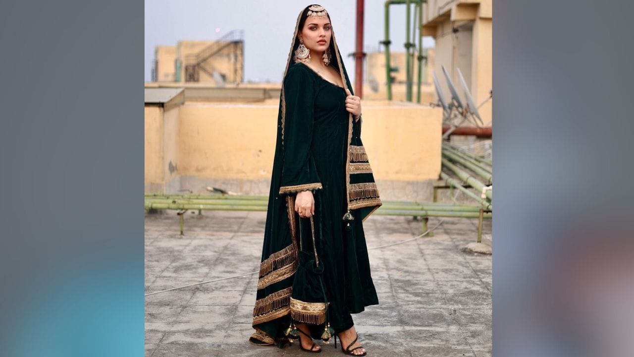  હિમાંશીનો આ લુક પણ ફેન્સને પસંદ આવ્યો. એક્ટ્રેસે પાકિસ્તાની સ્ટાઈલનો વેલ્વેટ સૂટ સાથે હેવી ઈંયરરિંગ્સ અને માંગ ટીકા કૈરી કર્યા. (PC: Instagram)