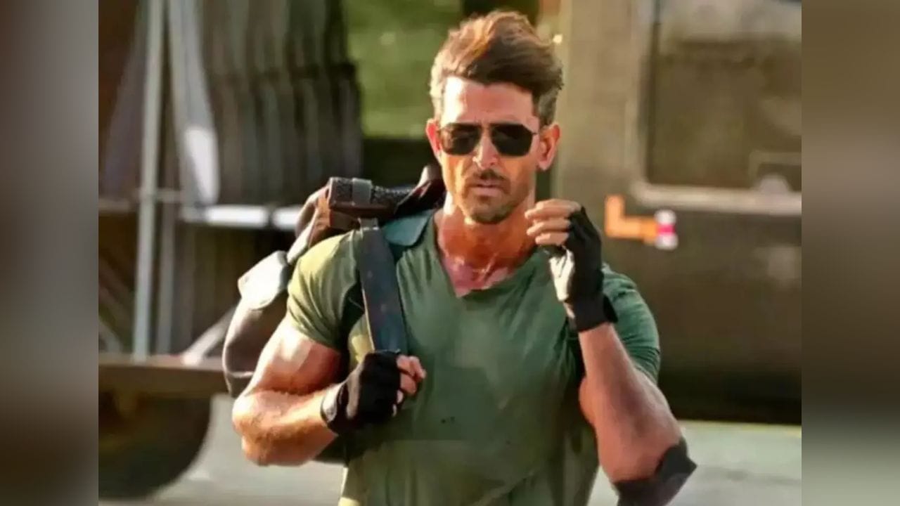 ઋતિક રોશન તેની ફિટનેસને લઈને જાણીતો છે. તે પોતાની હેલ્થ સાથે કોઈ બાંધછોડ કરતો નથી. ઋતિક જ્યારે પણ કોઈ ફિલ્મ સાઈન કરે છે ત્યારે તેની પહેલી માગ એ હોય છે કે તેને શહેરમાં તમામ સાધનો સાથે સારું જીમ મળે અને તે દરેક જગ્યાએ તેના પર્સનલ શેફને સાથે લઈ જાય છે. (PC: Social Media)