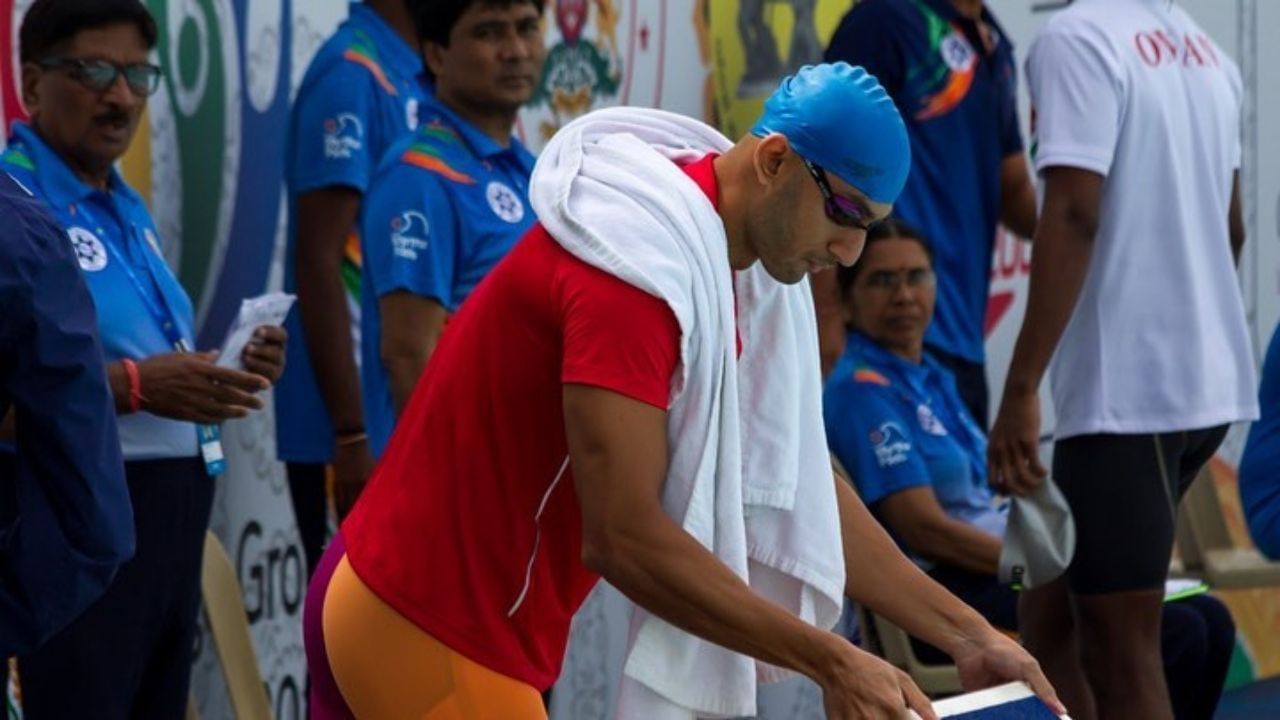 બંન્ને વચ્ચે ધીમે ધીમે વાતચીત શરુ થઈ ત્યારબાદ વીરધવલે રજુતાની સાથે ટ્રેનિંગ શરુ કરી અને વાતચીત આગળ વધી. વીરધવને તેને લિફ્ટ આપવાની તેમજ ઘરે છોડવાની ઓફર પણ આપી હતી. જ્યારે બંન્ને એક બીજાને ડેટ કરવાનું શરુ કર્યું તે સમયે રુજુતા કોલેજમાં હતી. ક્લાસમાં પ્રોફેસર રુજુતાને ફોનમાં ચેટિંગ કરતા જોઈ ગયા હતા.