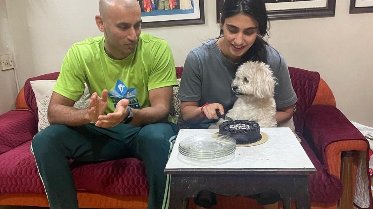 ઈન્ડિયન એક્સપ્રેસ અનુસાર જવાબ ન મળવા પર વીરધવલને રુજુતાએ 2 દિવસ બ્લોક કર્યો હતો. 2017માં બંન્ને લગ્નનના બંધનમાં બંધાયા અને જીંદગીની નવી સફર શરુ, 2014માં સ્વિમિંગ છોડનારી રુજુતાને ફરી પાણીમાં ઉતરવા માટે વીરધવલને મોટિવેટ કર્યો હતો.