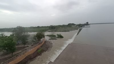 જામનગર શહેરને પીવાનુ પાણી પુરાતો ડેમ રણજીત સાગર છલાકલો. કુલ 28 ફુટનો આ ડેમમાં ગુરૂવારે 17 ફુટ સુધી ભરાયેલ હતો. જેમાં એક દિવસમાં શહેરમાં 13 ઈંચ જેટલો વરસાદ ખાબકતા સર્વત્ર પાણી પાણી થયુ હતુ. રાજાશાહી વખતના આ ડેમમાં એક વરસાદમાં 10 ફુટથી વધુની આવક થતા અડધો ફુટ ઓવરફલો થયો છે. 