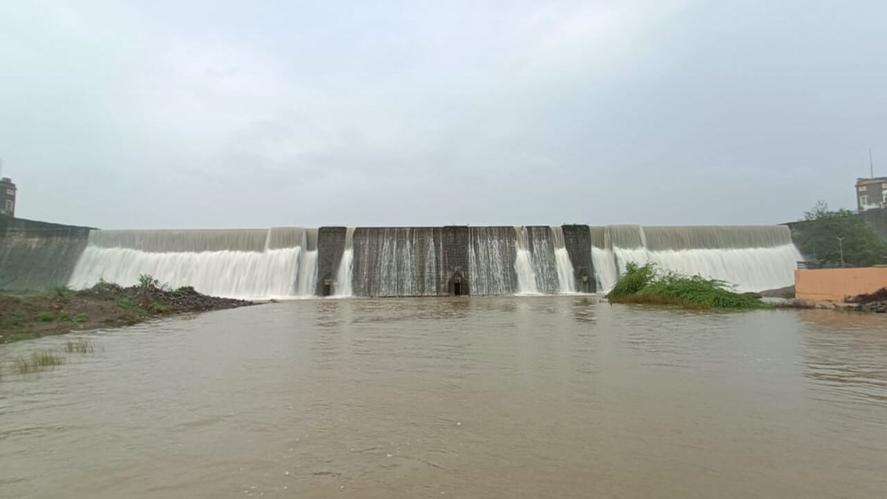 રણજીતસાગર જામનગર મહાનગર પાલિકાની માલિકી હેઠળનો ડેમ છે. જેમાં વર્ષ દરમિયાન શહેરને પીવાનુ પાણી વિતરણ કરવામાં આવે છે.  28 ફુટના આ ડેમમાં પાણીની આવક થતા ડેમમાં શુક્વારે પિતા-પુત્રના ડુબી જવાથી મોત થયા છે. 