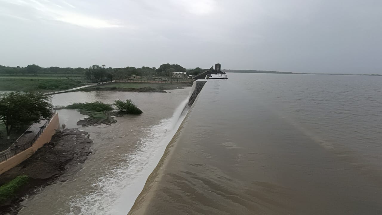 યુવાન પુત્ર સેલ્ફી લેવા જતા પગ લગસતા પાણીમાં ગરકાવ થયો હતો. જેને બચવવા પિતા પણ ડેમમાં કુદકો મારતા બંન્નેના ડુબી જવાથી મોત થયા હતા. ફાયરની રેસ્કયુ ટીમને જાણ કરાત બંન્નેની શોધખાળ કરવામાં આવી હતી. કલાક બાદ બંન્નેના મૃતદેહ મળી આવ્યા હતા. 