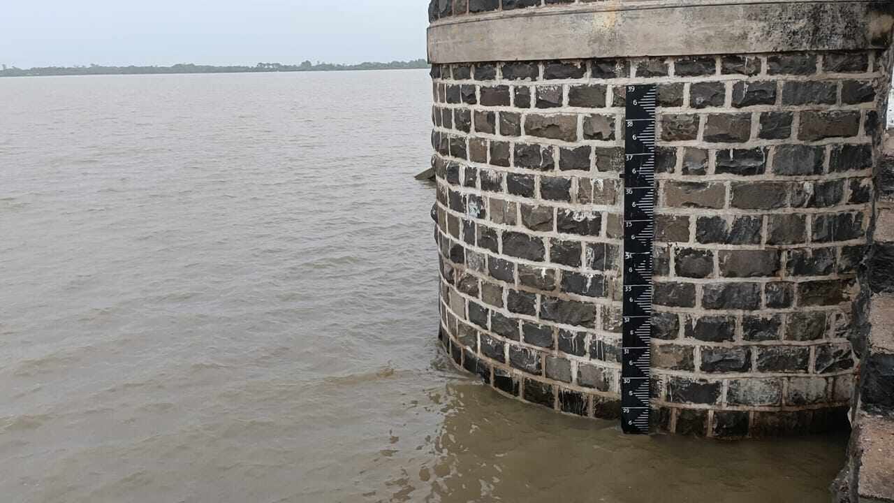 જામનગરમાં એક દિવસમાં ડુબી જતાં 5 વ્યકિતના મોત થતા છે.  જેમાં રણજીતસાગર ડેમમાં પિતા-પુત્રના ડુબી જવાથી મોત થયા છે. તો ગુલાબનગરમાં કેનાલમાં બે કિશોર કેનાલમાં પડી જતા એકને બચાવી લેવાયો. જયારે એકનુ મોત થયુ છે. 