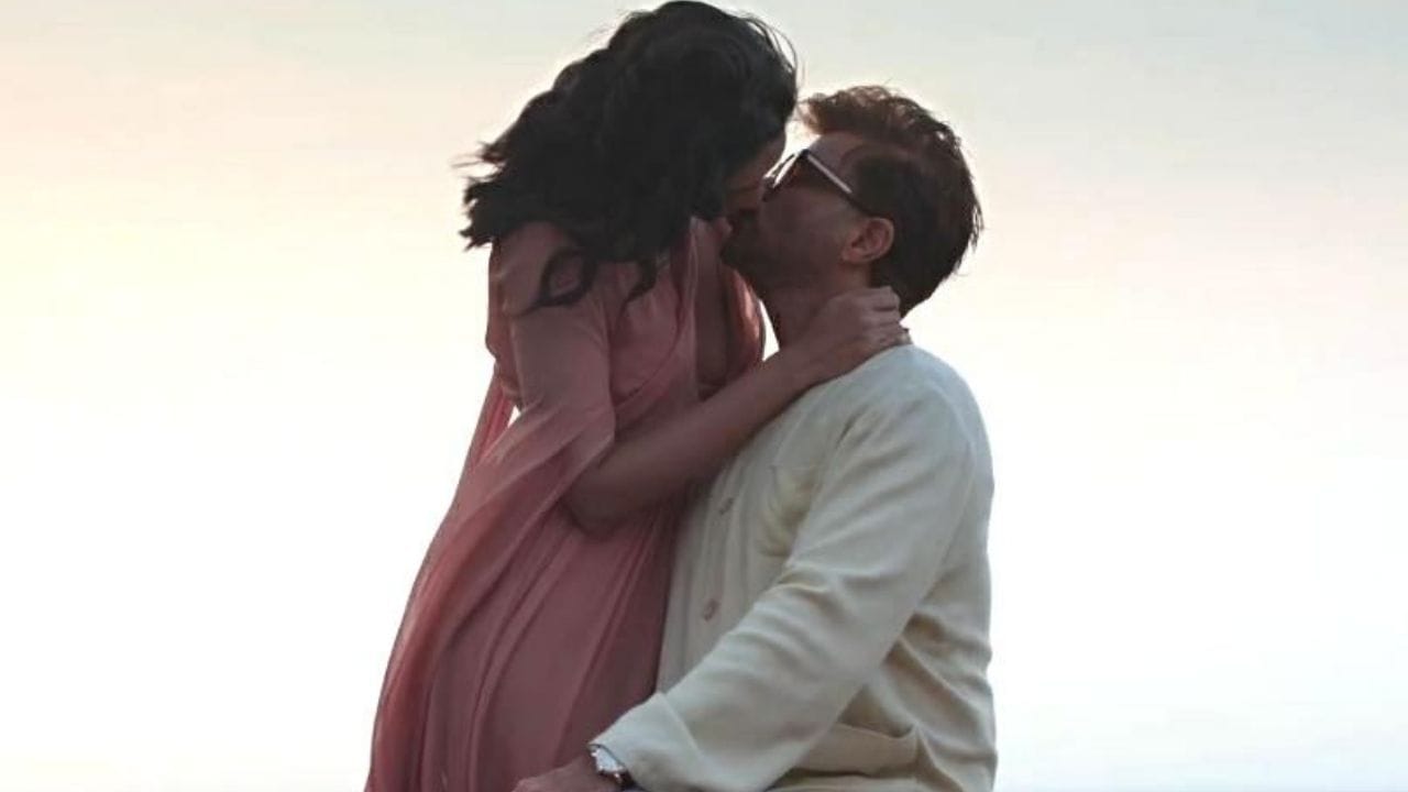 ધ નાઈટ મેનેજર - વેબ સીરીઝ 'ધ નાઈટ મેનેજર'માં શોભિતા ધુલીપાલાએ અનિલ કપૂર સાથે લાંબો કિસિંગ સીન આપ્યો હતો. (All photos social media)