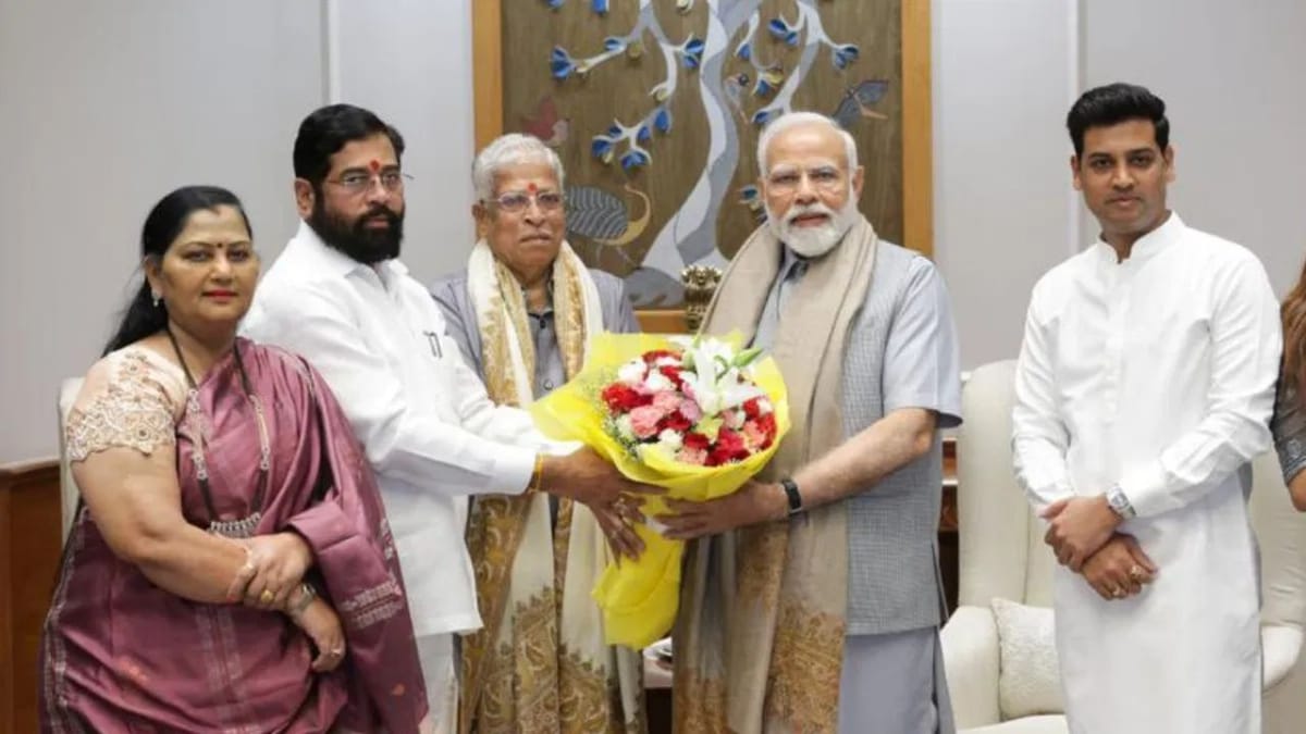 મહારાષ્ટ્રના મહાભારત વચ્ચે એકનાથ શિંદે PM મોદીને મળ્યા, શું રાઉતની આગાહી અને પવારના પોસ્ટરથી ડરી ગયા? મહારાષ્ટ્રના મહાભારત વચ્ચે એકનાથ શિંદે PM મોદીને મળ્યા, શું રાઉતની આગાહી અને પવારના પોસ્ટરથી ડરી ગયા?