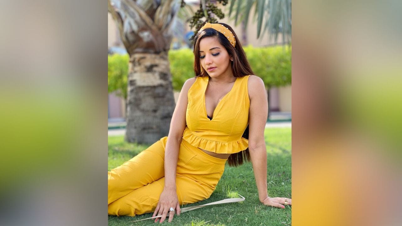 તસવીરોમાં મોનાલિસા યલો કલરના ડ્રેસમાં જોવા મળી રહી છે. તેણે જોરદાર પોઝ આપ્યા છે. ફોટામાં મોનાલિસાની સ્ટાઈલ એકદમ ગ્લેમરસ લાગી રહી છે. (PC: Monalisa Instagram)