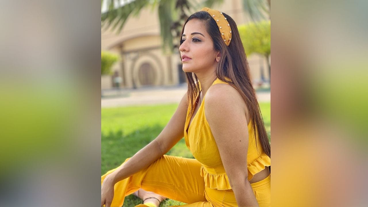 એક ફોટોમાં મોનાલિસાની કિલર સ્માઈલ જોવા મળી રહી છે. તેની આ સ્માઈલ ફરી એકવાર સોશિયલ મીડિયા પર લોકોના દિલ જીતી લીધા છે. (PC: Monalisa Instagram)