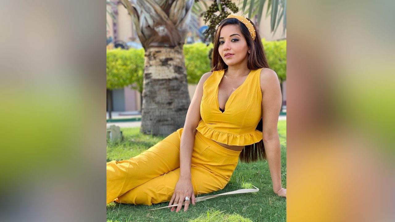 મોનાલિસાનો આ લુક ફેન્સને ખૂબ જ પસંદ આવી રહ્યો છે. કોમેન્ટ સેક્શનમાં યુઝર્સ ગોર્જિયસ અને બ્યુટીફુલ જેવી કોમેન્ટ કરી રહ્યા છે, જ્યારે ઘણા ફેન્સ હાર્ટ ઈમોજી શેર કરી રહ્યા છે. (PC: Monalisa Instagram)