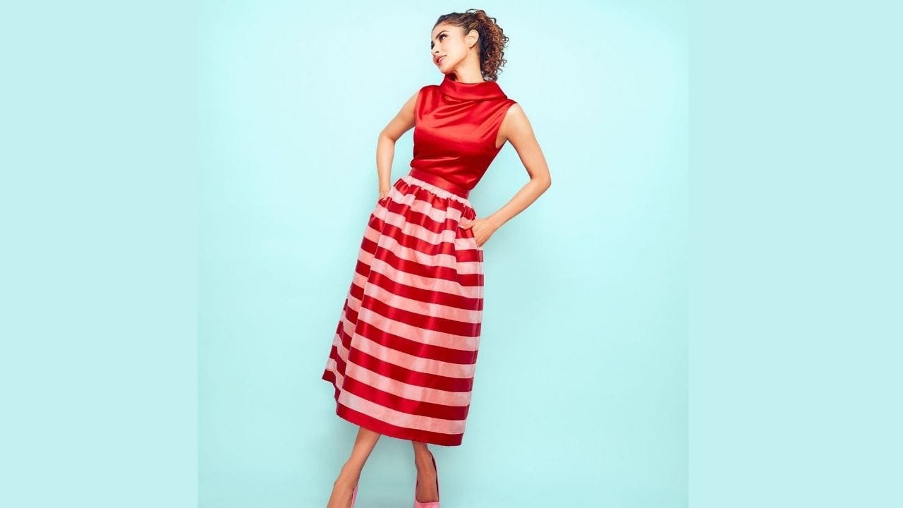 અભિનેત્રીએ આ લુક માટે ગુલાબી રંગના સ્ટિલેટોઝ પહેર્યા હતા. વાળને કર્લ હેરસ્ટાઇલ આપીને પોનીટેલમાં બાંધ્યા છે. આ હેરસ્ટાઈલ અભિનેત્રીના લુકને હાઈલાઈટ કરી રહી છે.