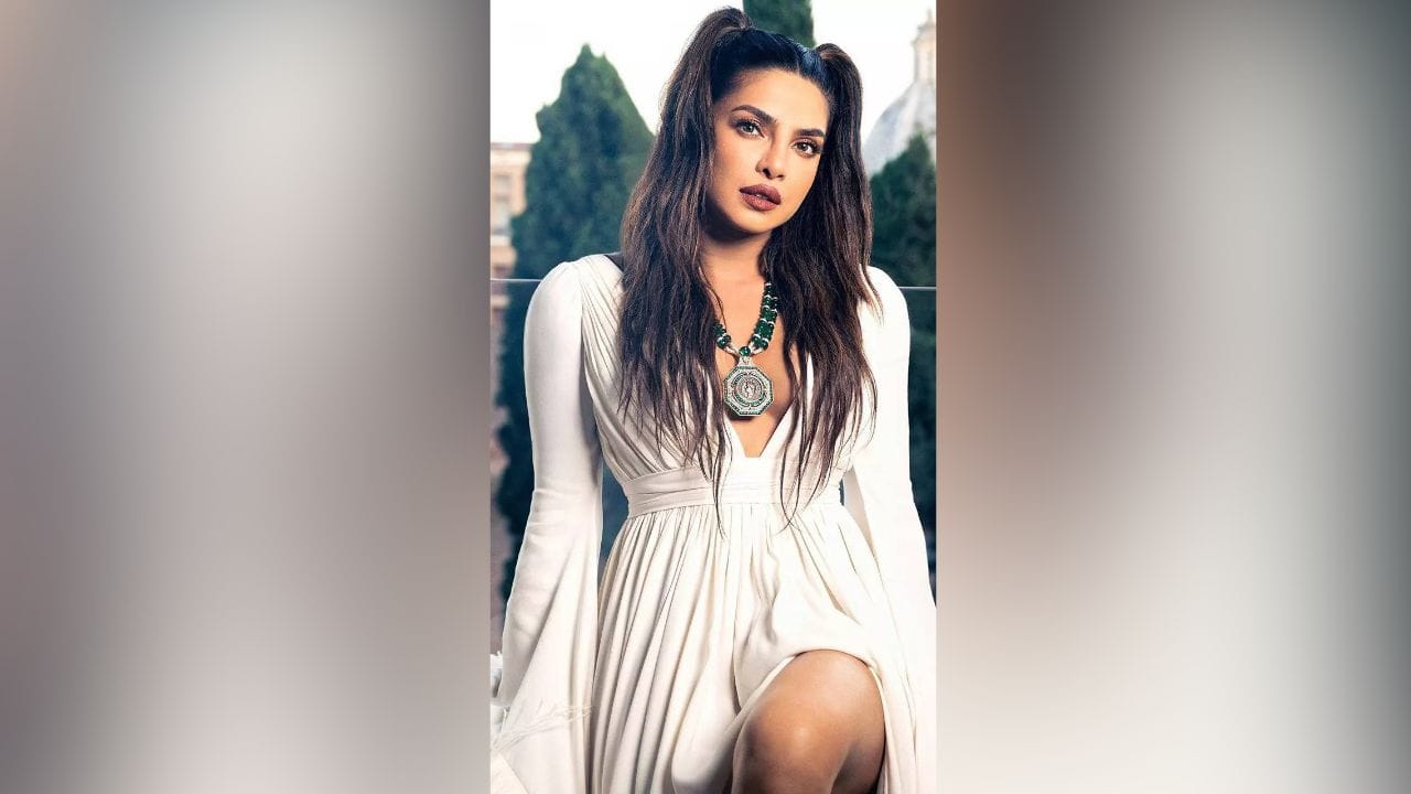 પ્રિયંકા ચોપરા ગ્લોબલ સ્ટાર બની ગઈ છે. બોલિવુડ બાદ હવે તે હોલીવુડમાં પણ ધૂમ મચાવી રહી છે. પ્રિયંકાએ ફિલ્મ સાઈન કરતા પહેલા એક શરત રાખે છે કે તે કોઈપણ પ્રકારના ન્યૂડ સીન નહીં કરે. (PC: Social Media)