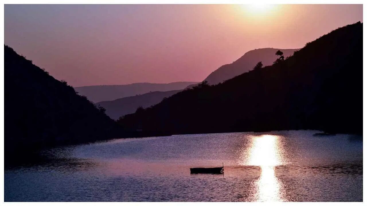 ઉદયપુર - ઉદયપુર તળાવોના શહેર તરીકે પણ પ્રખ્યાત છે. તમે અહીં સુંદર તળાવો અને મહેલો જોવાનો આનંદ માણી શકશો. આ સ્થળ પ્રવાસીઓમાં ખૂબ જ લોકપ્રિય છે.