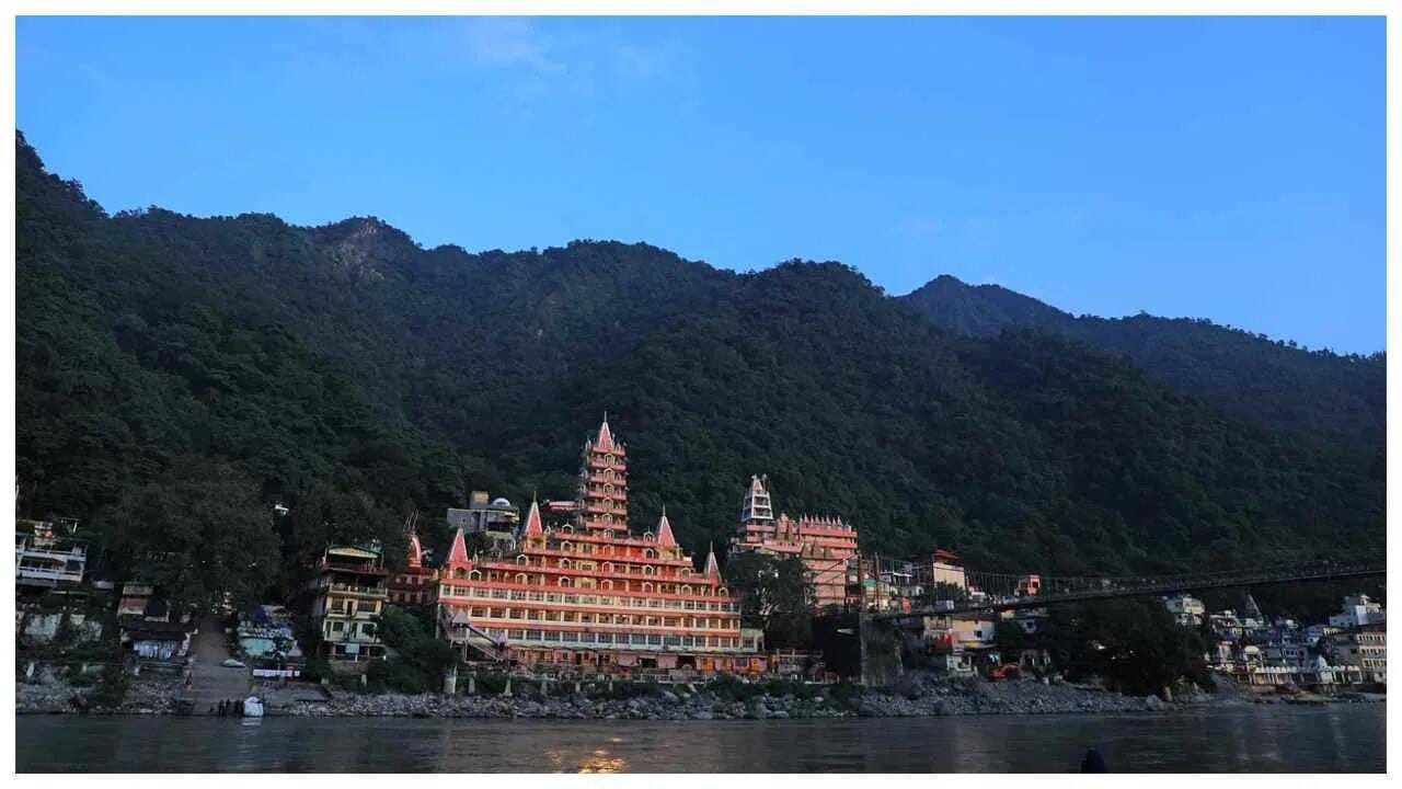 ઋષિકેશ - ઉત્તરાખંડમાં સ્થિત ઋષિકેશની મુલાકાત લેવાની ઘણી મજા આવશે. તમે અહીં માઉન્ટેન બાઇકિંગ, વોટરફોલ ટ્રેકિંગ અને રિવર રાફ્ટિંગ કરી શકો છો. ગંગાના કિનારે આરતીના દર્શન પણ કરી શકો છો.