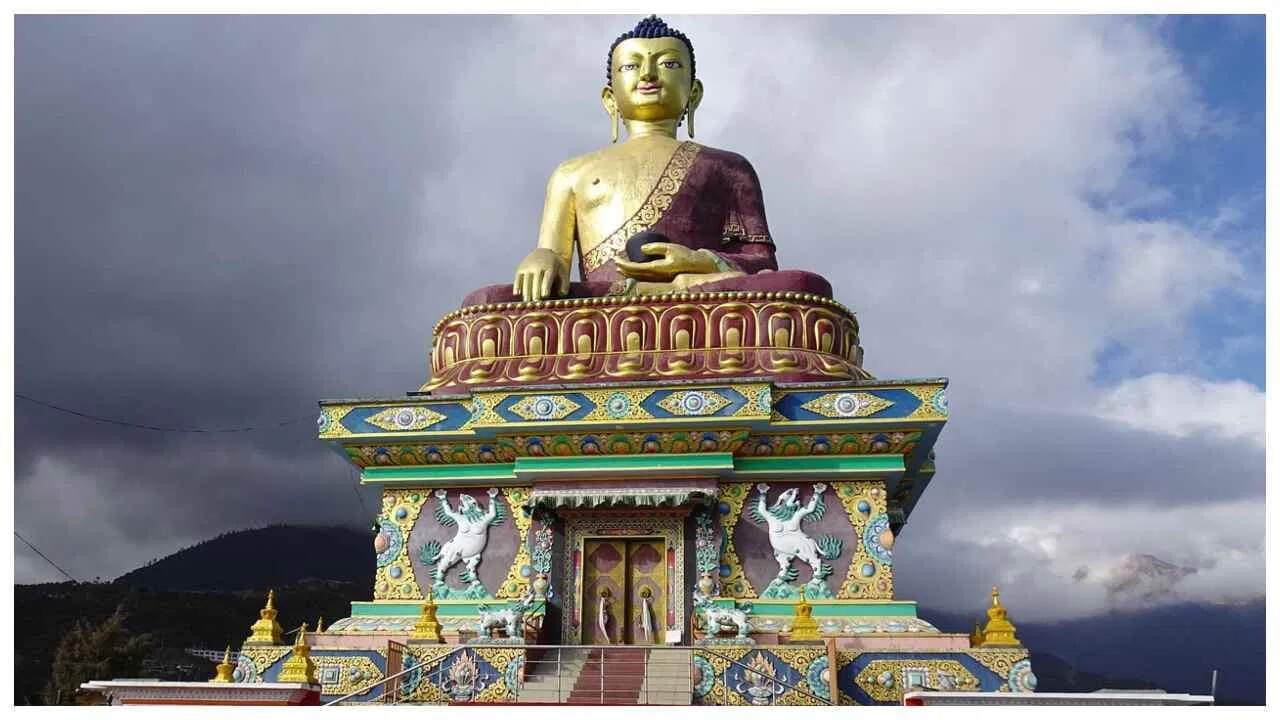 તવાંગ - જો તમે ટ્રેકિંગની મજા લેવા માંગતા હોવ તો તમે તવાંગ જઈ શકો છો. અહીંનું શાંત વાતાવરણ તમને હળવાશનો અનુભવ કરાવશે. અહીં તમે ગોરોચન પીક, સેલા પાસ અને તવાંગ મઠ જેવા સ્થળોની મુલાકાત લઈ શકો છો.