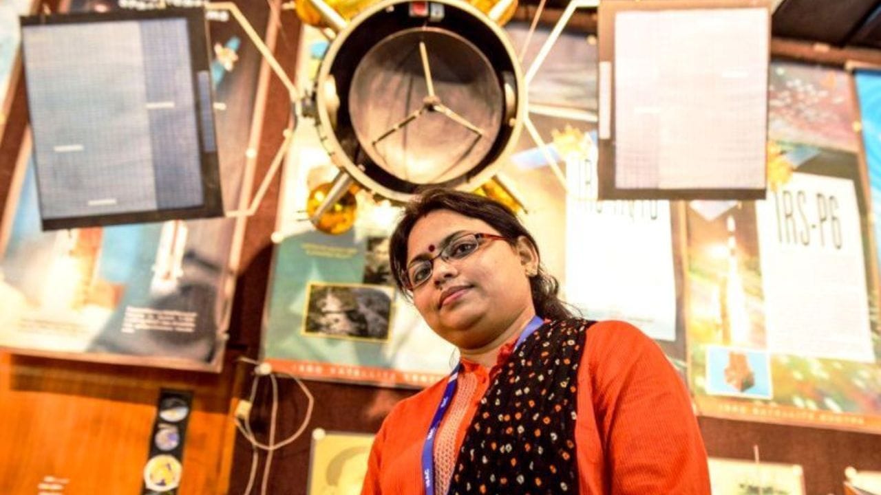 રિતુ કરિધાલ લખનઉની રહેવાસી છે. તેમનું શરુઆતનું શિક્ષણ લખનઉના સેન્ટ એન્ગીસ સ્કૂલમાં થયુ હતુ. લખનઉ વિશ્વવિદ્યાલયથી તેમણે ભૌતિક વિષયમાં MSC કર્યું હતુ. ત્યાર બાદ તેમણે એરોસ્પેસ ઈન્જિનિયરિંગમાં એમટેક કરવા ભારતીય વિજ્ઞાન સંસ્થાન બેંગ્લુરુ પહોંચ્યા હતા. એમટેક બાદ PHD દરમિયાન તેમને નોકરી મળી. વર્ષ 2007માં રિતુને ઈસરો યુવા વૈજ્ઞાનિક એવોર્ડ પણ મળ્યો.