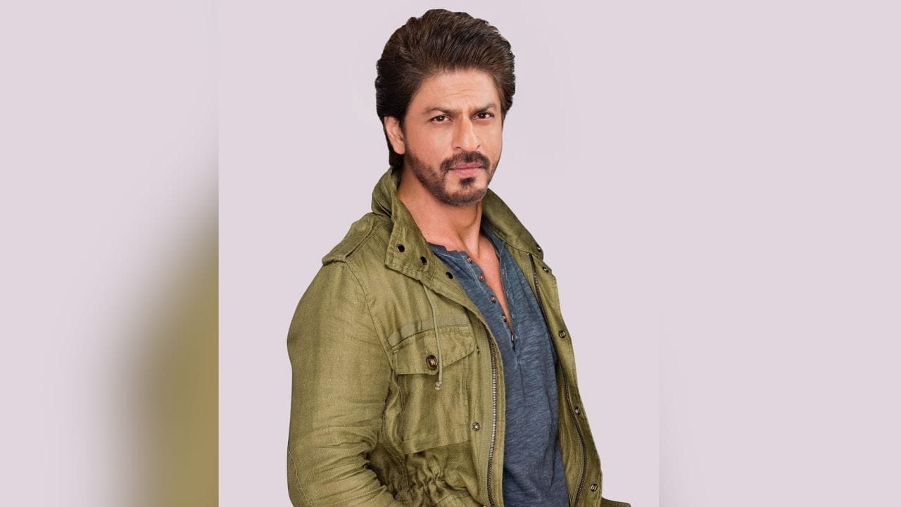 શાહરૂખ ખાન દરેક ફિલ્મમેકર સાથે કામ કરવા માંગે છે. શાહરૂખની પહેલી માગ છે કે તે ફિલ્મમાં ઘોડેસવારીનો કોઈ સીન નહીં કરે, બીજી ડિમાન્ડ નો લિપ-લોક પોલિસી. (PC: Social Media)