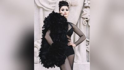 પ્રોફેશનલ લાઈફની સાથે સાથે ઉર્વશી પોતાની પર્સનલ લાઈફને લઈને પણ ચર્ચામાં રહે છે. એક્ટ્રેસ મિસ યુનિવર્સ પણ બની ચૂકી છે અને સાથે સાથે ઘણી બ્યુટી કોમ્પિટિશન પણ જીતી ચૂકી છે. (PC: Urvashi Rautela Instagram)