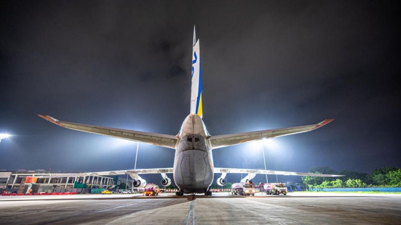  Antonov An-124-100M કાર્ગો તેની હવાઈ ઉડાન દરમિયાન અમદાવાદ એરપોર્ટ પર ફ્યુલ પુરાવા માટે લેન્ડ થયું હતું. જે કાર્ગો વિમાન ઢાકાથી દોહા જતું હતુ. જે સમયે ફ્યુલ પુરાવા માટે તે કાર્ગો વિમાન અમદાવાદ એરપોર્ટ પર લેન્ડ થયું હતું. બાદમાં ફ્યુલ પૂર્યા બાદ તેણે પોતાની ઉડાન ભરી હતી. 