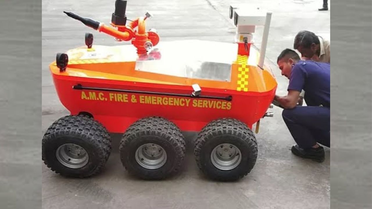 ગુજરાતના કોઈ પણ વિસ્તારમાં જ્યારે આગ લાગે છે ત્યારે ફાયર ફાઈટર્સ પોતાની ફાયર બ્રિગેડ પર સવાર થઈને આગ બુઝવવા પહોંચી જાય છે. આગ બુઝવવા માટે અલગ અલગ સાધનોની સાથે હવે સ્વદેશી રોબોટ પણ મદદ રુપ થાય છે.