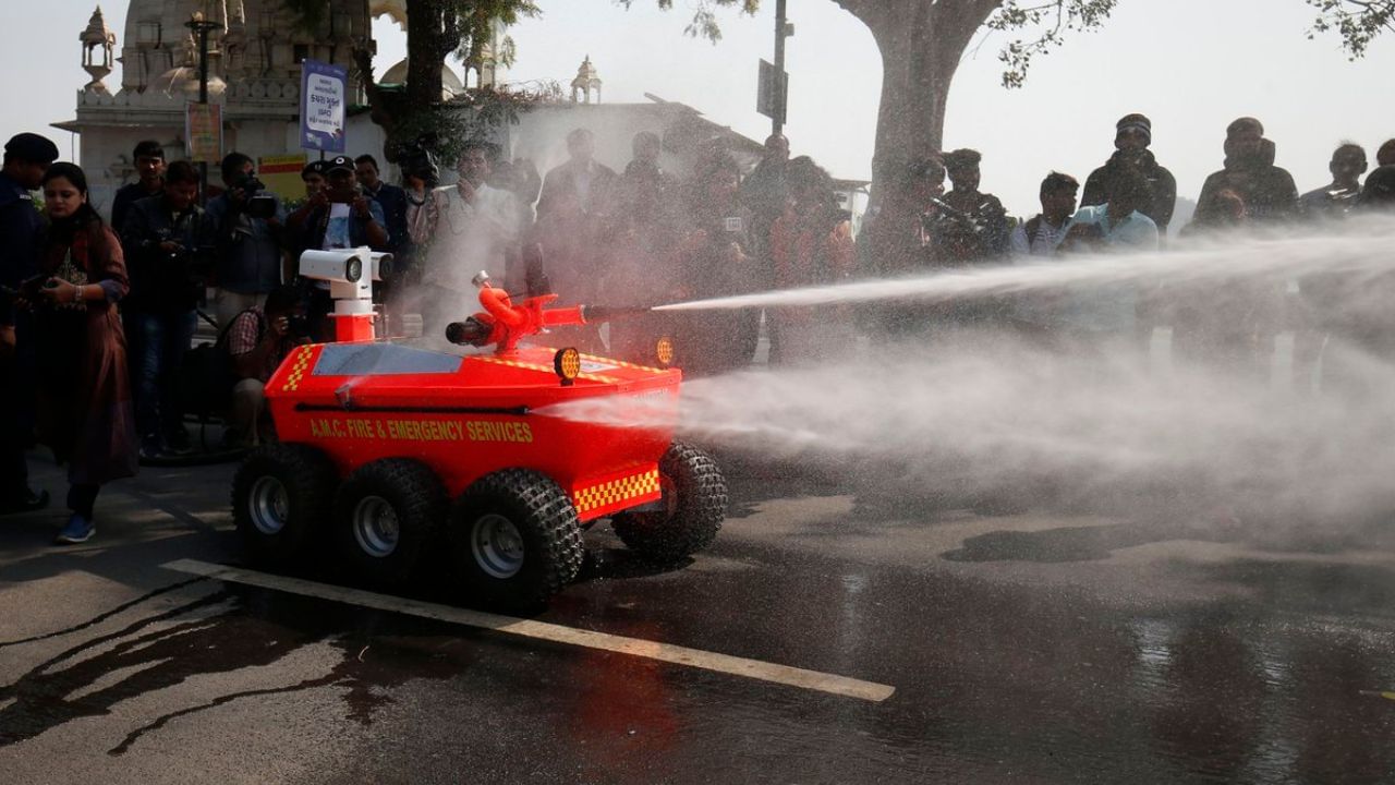 આવા રોબોટને ઓપરેટ કરવા માટે ફાયર ફાઈટર્સ રિમોટનો ઉપયોગ કરે છે. 700 ડિગ્રી તાપમાનમાં 1 કલાકથી વધારે સમય સુધી આગ બુઝવવા માટે આ રોબોટનો ઉપયોગ થઈ શકે છે. જ્યાં ફાયર ફાઈટર્સ એન્ટ્રી ના કરી શકે ત્યાં આ આધુનિક અને તાકાતવર હથિયાર કામ લાગે છે.