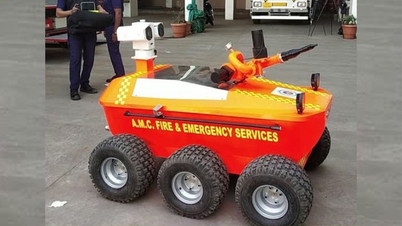 અમદાવાદ સહિત ગુજરાતના ઘણા શહેરોમાં આવા ઓટોમેટિક રોબોટનો ઉપયોગ થઈ રહ્યો છે. આ ઓટોમેટિક રોબોટ ખરા અર્થમાં ફાયર ફાઈટર્સના મિત્ર બની ગયા છે. આગ બુઝવવા ફાયર ફાઈટર્સ જીવનું જોખમ દૂર કરીને આ રોબોટનો ઉપયોગ કરી રહ્યા છે. હમણા સુધી ઘણી દુર્ઘટનાઓમાં આગ બુઝાવવા માટે આ ઓટોમેટિક રોબોટનો ઉપયોગ કરવામાં આવ્યો છે.