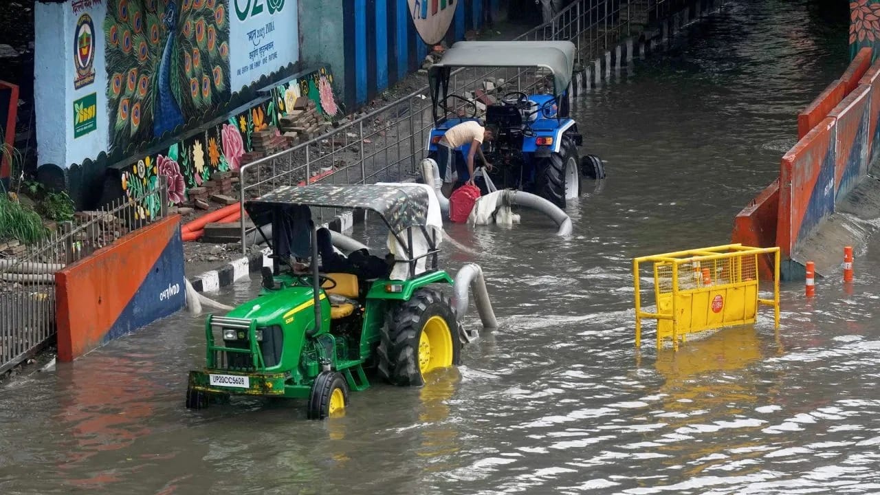 હરિયાણાના ગુરુગ્રામમાં વરસાદના કહેરથી રસ્તાઓ પર ભારે ટ્રાફિક જામ જોવા મળ્યો હતો. વહીવટીતંત્રે લોકોને ઘરની અંદર રહેવા અને માત્ર જરૂરી કામ માટે જ બહાર જવાની અપીલ કરી છે. આ સાથે કોર્પોરેટ ઓફિસના કર્મચારીઓને ઘરેથી કામ કરવા માટે કહેવામાં આવ્યું છે.