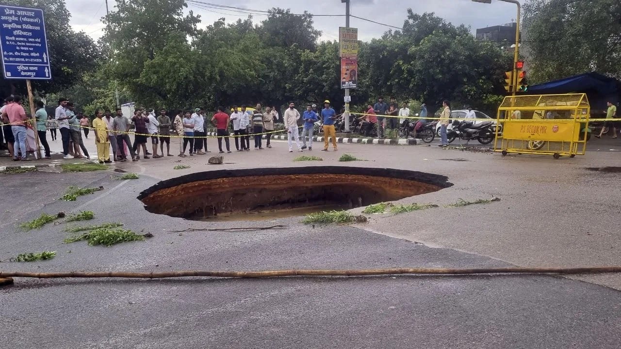 દિલ્હીમાં આગામી 5 દિવસ સુધી વરસાદ પડશે. જો કે, ઘણી જગ્યાએ હળવાથી મધ્યમ વરસાદ અને કેટલાક સ્થળોએ ભારેથી અતિભારે વરસાદ નોંધાયો છે. સીએમ કેજરીવાલે તમામ મંત્રીઓ અને મેયરોને ખરાબ વિસ્તારોનું નિરીક્ષણ કરવાનો આદેશ આપ્યો છે.