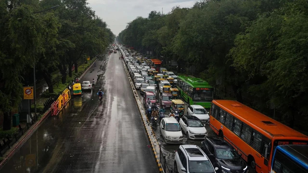 દિલ્હી-એનસીઆરમાં રવિવારે છેલ્લા 40 વર્ષનો રેકોર્ડ તૂટી ગયો છે. એક દિવસમાં આટલો વરસાદ પડ્યો નથી. હવામાન વિભાગનું કહેવું છે કે સક્રિય ચોમાસું અને વેસ્ટર્ન ડિસ્ટર્બન્સની અસરને કારણે આગામી બે દિવસમાં વધુ વરસાદ પડશે.