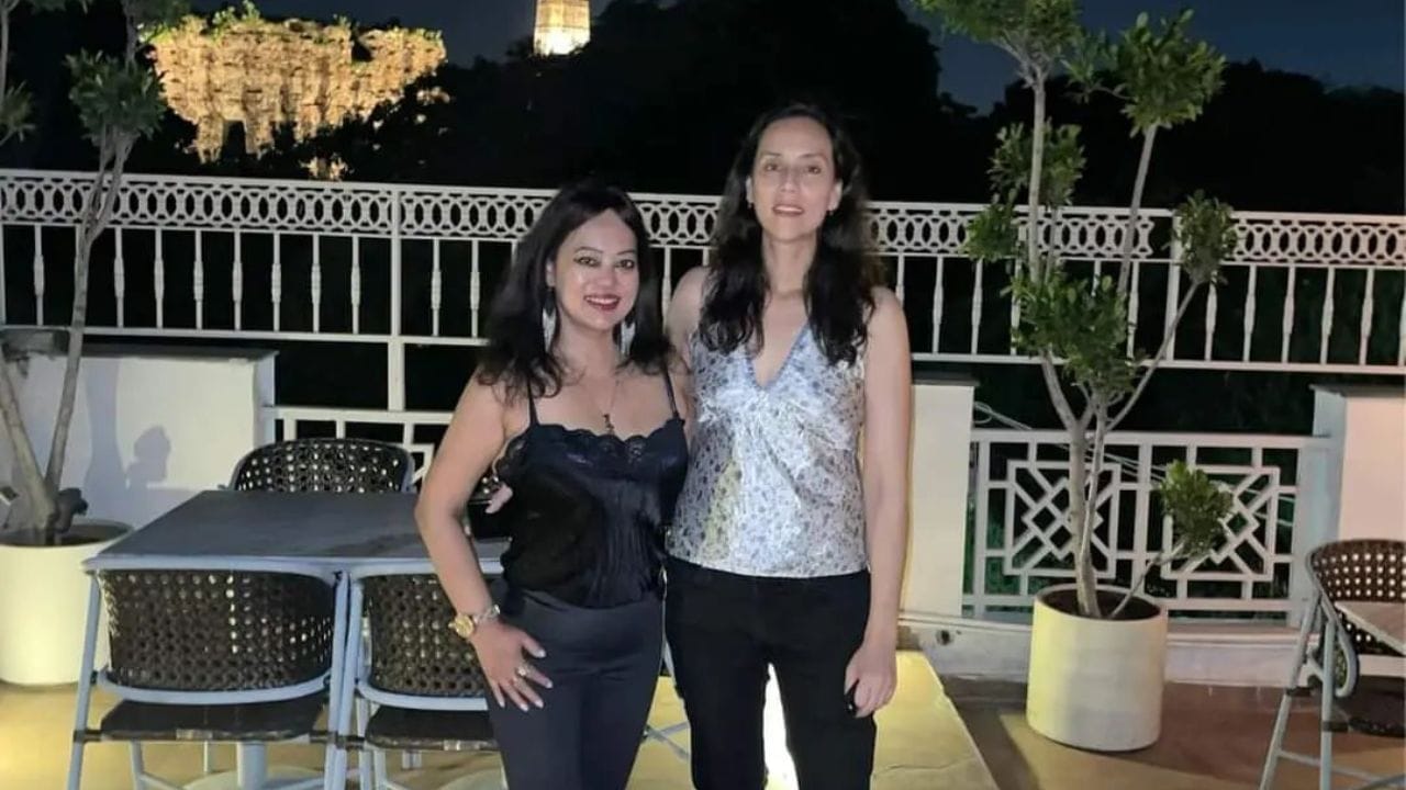 Success Story of IPS Officer:  UPSC પરીક્ષા આપીને IAS અને IPS બનેલા ઉમેદવારોને ઉદાહરણો તરીકે યાદ કરવામાં આવે છે. આવા જ એક અધિકારી આસામના રહેવાસી IPS સંજુક્તા પરાશર છે. દેશમાં આયર્ન લેડી તરીકે જાણીતી સંજુક્તા પરાશરની સફળતાની ગાથા લાખો યુવાનોને પ્રેરણા આપનારી છે.