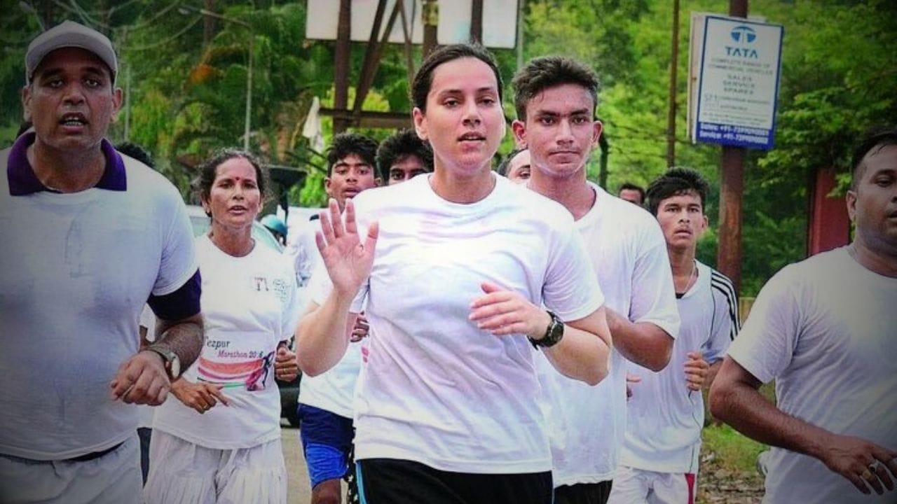 આસામમાં જન્મેલા અને ઉછરેલા સંજુક્તા પરાશરે આસામમાં પોતાનું શાળાકીય શિક્ષણ પૂર્ણ કર્યું. આ પછી તેણે દિલ્હીની ઈન્દ્રપ્રસ્થ કોલેજમાંથી પોલિટિકલ સાયન્સમાં ગ્રેજ્યુએશન કર્યું. બાદમાં જવાહરલાલ નેહરુ યુનિવર્સિટી જેએનયુમાંથી આંતરરાષ્ટ્રીય સંબંધોમાં પોસ્ટ ગ્રેજ્યુએશનની ડિગ્રી મેળવી.