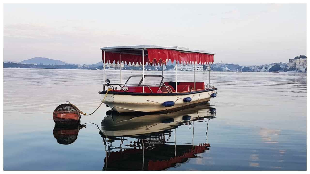 ઉદયપુરમાં આવેલું લેક પિચોલા પણ ફરવા માટે સારું સ્થળ છે. અહીં તમે જગ મંદિર પણ જોઈ શકશો. આ એક લોકપ્રિય પ્રવાસન સ્થળ છે. તમને સ્પષ્ટ વાદળી પાણી અને સૂર્યાસ્તનો નજારો ગમશે.
