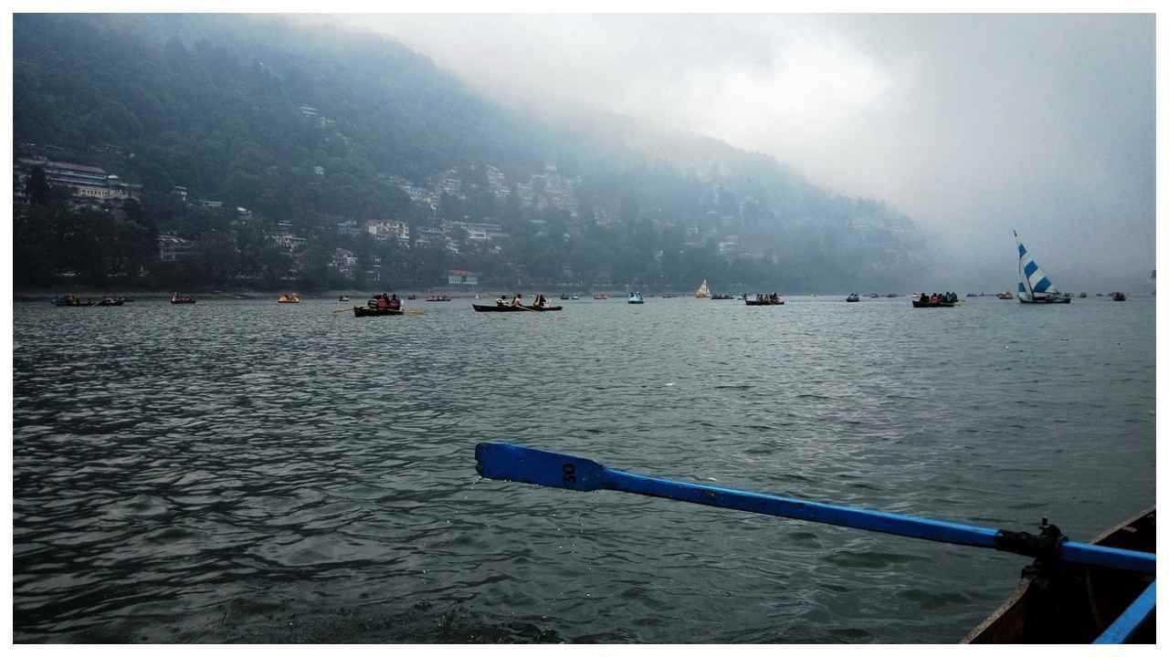 નૈનીતાલમાં તમે નૈની તળાવની મુલાકાત લેવા જઈ શકો છો. આ તળાવ પ્રવાસીઓમાં ખૂબ જ લોકપ્રિય છે. તમે પરિવાર કે મિત્રો સાથે આ તળાવમાં બોટ રાઈડ કરી શકો છો. જો તમે નૈનીતાલ જઈ રહ્યા છો, તો તમારે નૈની તળાવની પણ મુલાકાત લેવી જોઈએ.