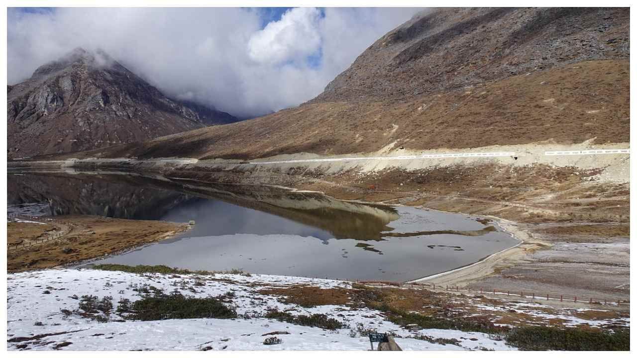 સેલા તળાવ તવાંગમાં છે. તળાવની આસપાસની સુંદરતા તમને મંત્રમુગ્ધ કરી દેશે. આ તળાવનો સુંદર નજારો ખૂબ જ આકર્ષક છે. તમારે અહીં મુલાકાત લેવાનો પ્લાન પણ બનાવવો જોઈએ. (ઇનપુટ ક્રેડિટ-ટીવી9 ભારતવર્ષ)