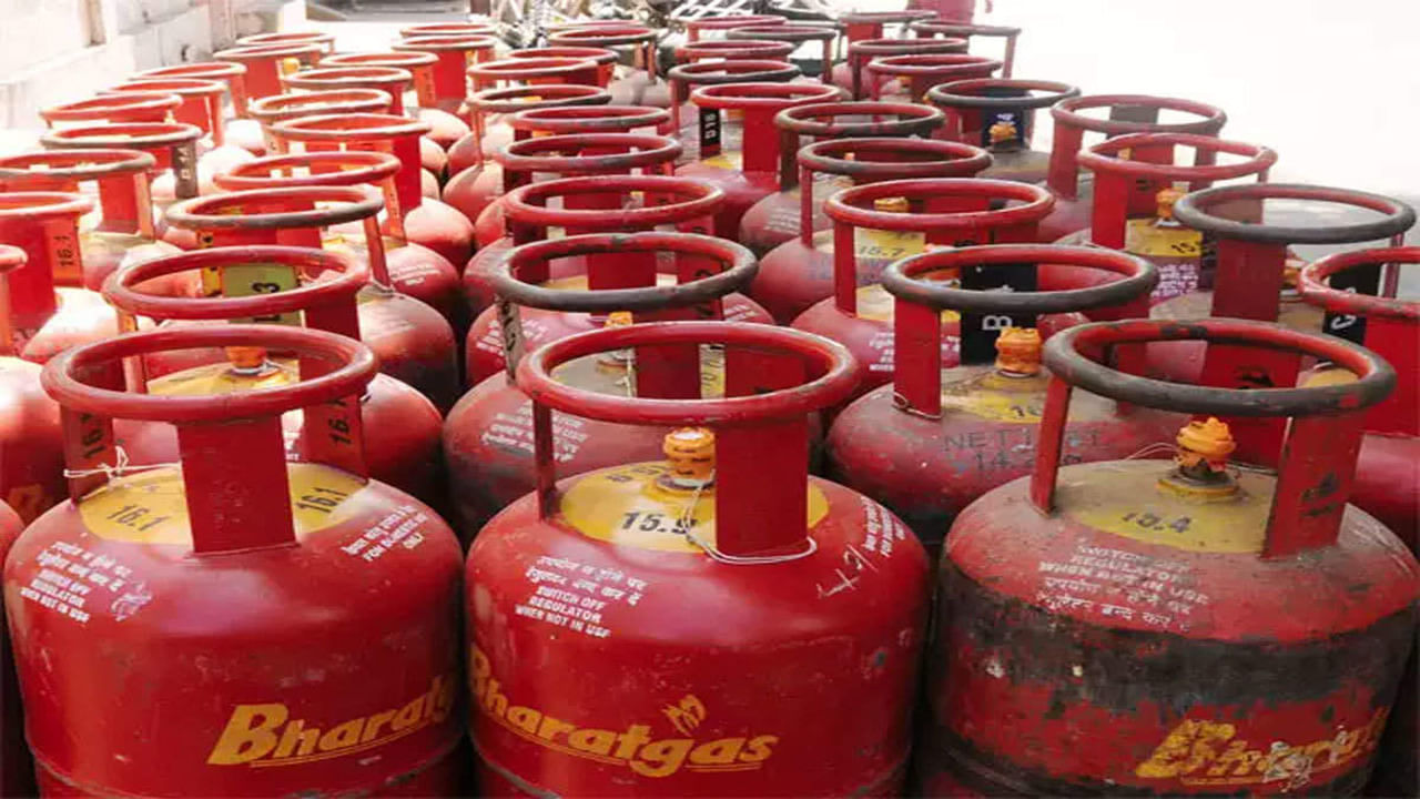 LPG Gas Cylinder Price : મોંઘવારી સામે મળી રાહત, ગેસ સિલિન્ડર 100 રૂપિયા સસ્તો થયો, જાણો લેટેસ્ટ રેટ