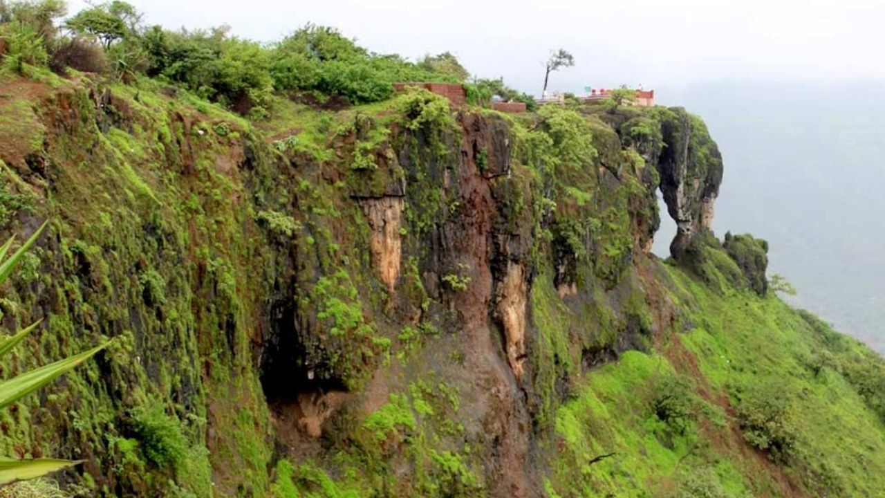 Mahabaleshwar Travel:  મહાબળેશ્વરને ભારતનું સૌથી લોકપ્રિય હિલ સ્ટેશન માનવામાં આવે છે. મહારાષ્ટ્રના સતારા જિલ્લામાં આવેલા મહાબળેશ્વરમાં માત્ર હરિયાળી જોવા મળશે. માત્ર ભારત જ નહીં વિદેશમાંથી પણ લોકો અહીં ફરવા આવે છે.