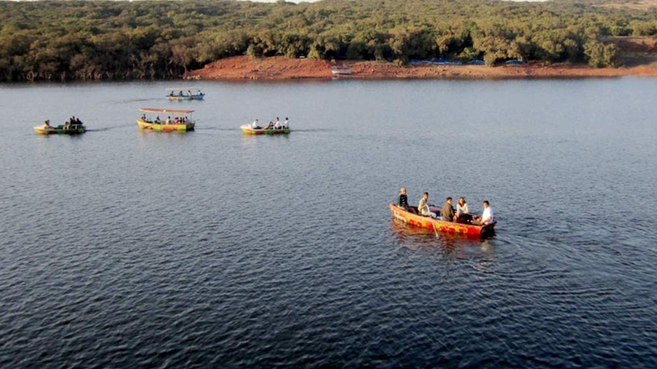 મહાબળેશ્વરથી બે કિલોમીટરના અંતરે એક તળાવ પણ છે, જે વેણા તળાવ તરીકે ઓળખાય છે. પ્રવાસીઓ અહીં બોટિંગની મજા માણવા આવે છે. (ઇનપુટ ક્રેડિટ- ટીવી9 ભારત વર્ષ)
