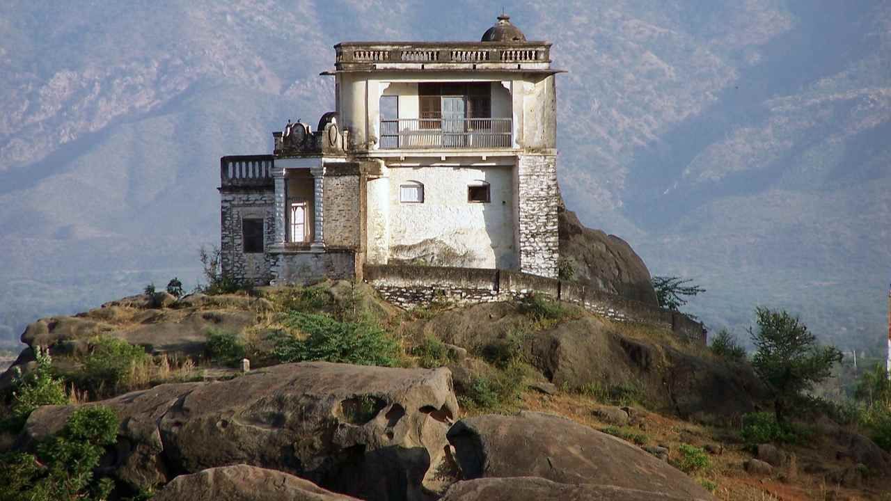 માઉન્ટ આબુ (Mount Abu)- આ હિલ સ્ટેશન રાજસ્થાનમાં આવેલું છે. જો તમે પ્રકૃતિ પ્રેમી છો તો તમે ચોમાસામાં પણ આ જગ્યાની મુલાકાત લઈ શકો છો. ચારે બાજુ હરિયાળી જોઈ તમારું મન મંત્રમુગ્ધ થઈ જશે.